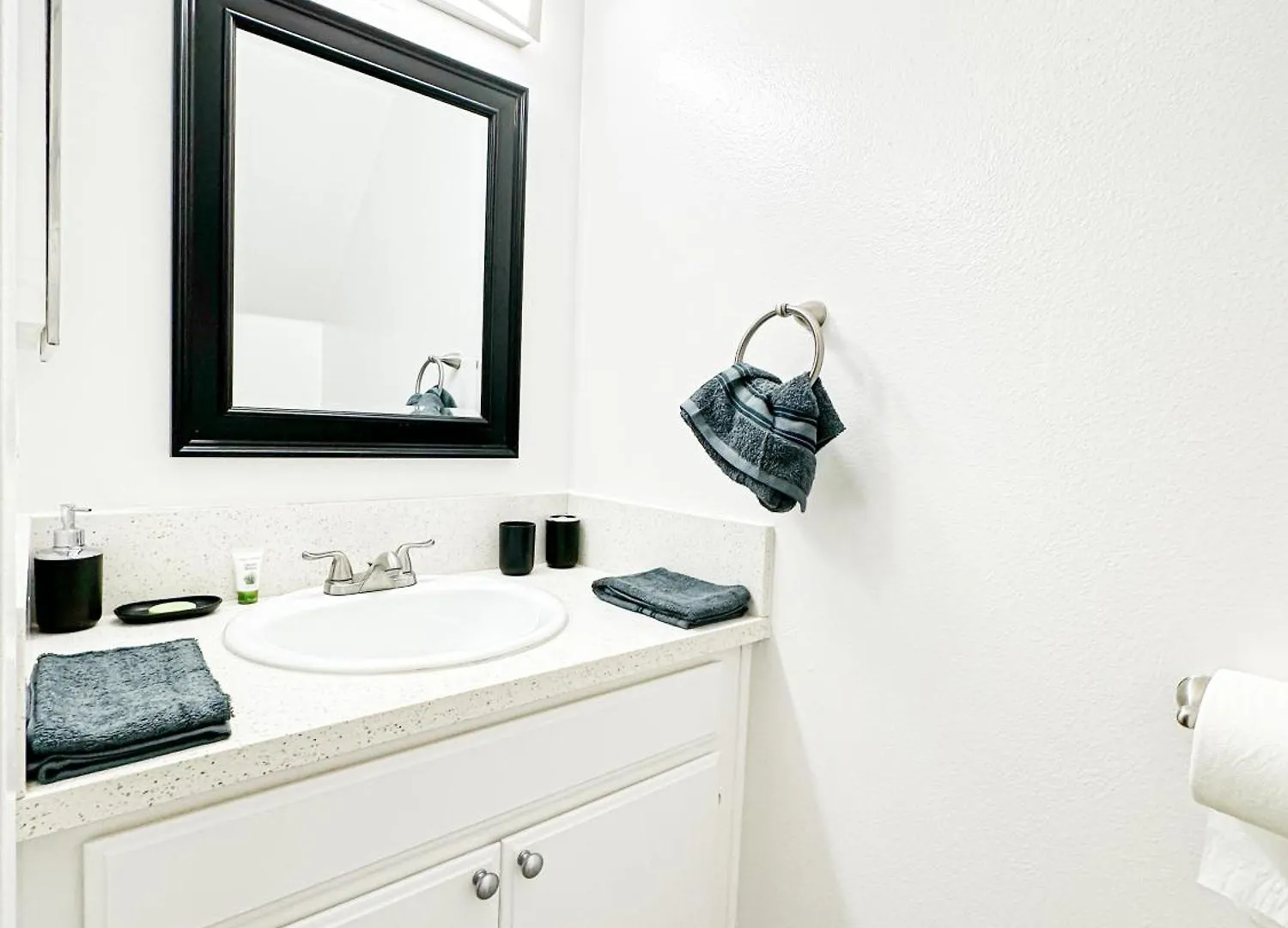 Charming 2-Br, 2-Story Home In Heart Of La - Br4 Los Angeles