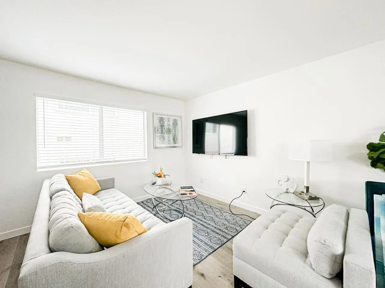 Charming 2-Br, 2-Story Home In Heart Of La - Br4 Los Angeles