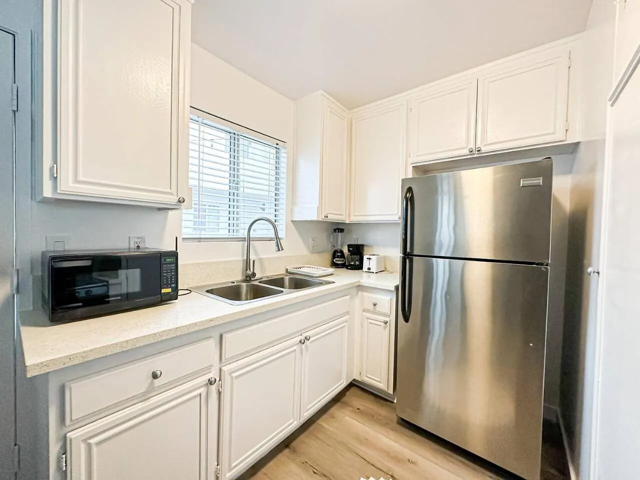 Charming 2-Br, 2-Story Home In Heart Of La - Br4 Los Angeles